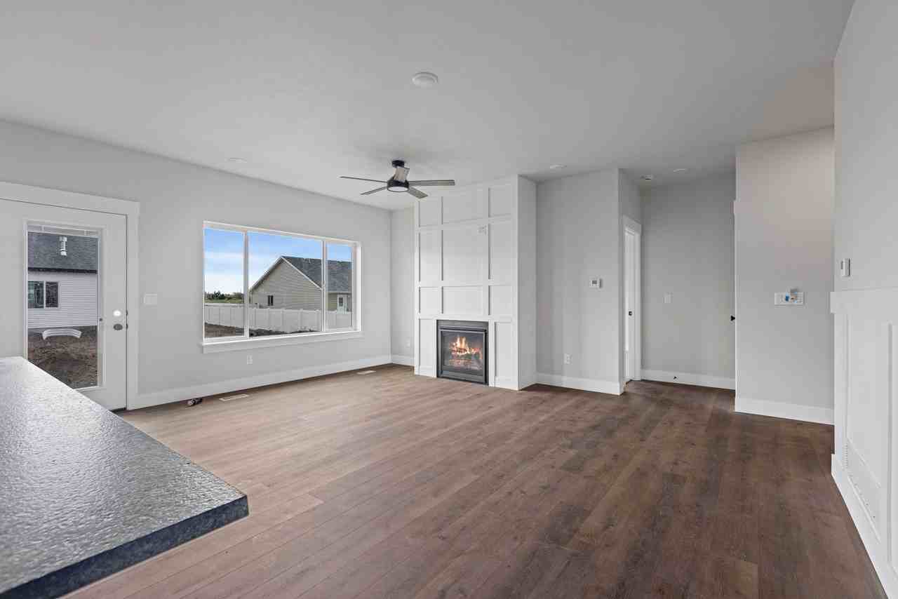 659 S Idaho Ave - Photo 5 of 9