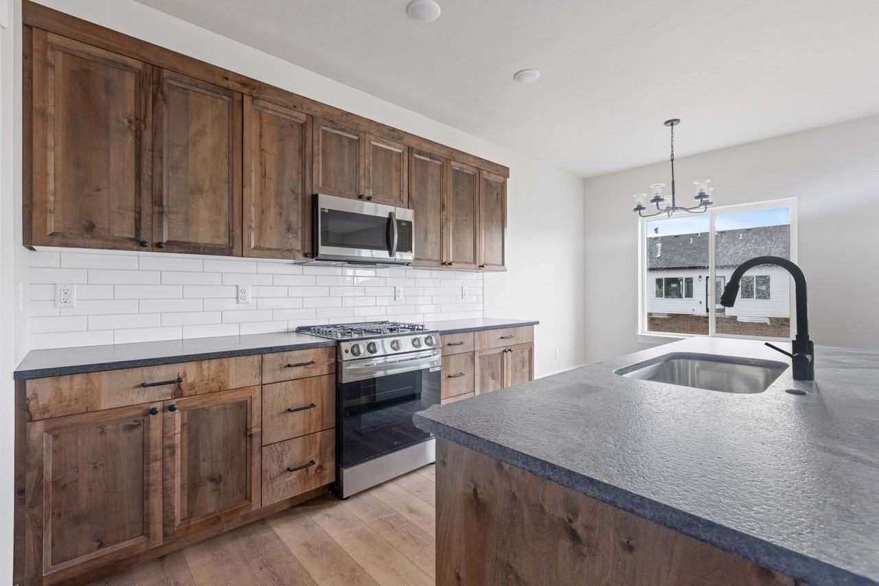 659 S Idaho Ave - Photo 6 of 9