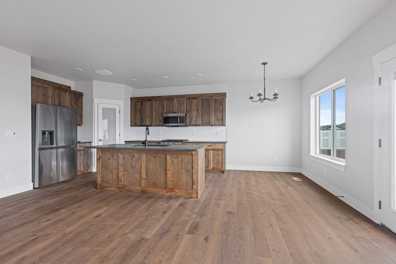 645 S Idaho Ave - Photo 5 of 10