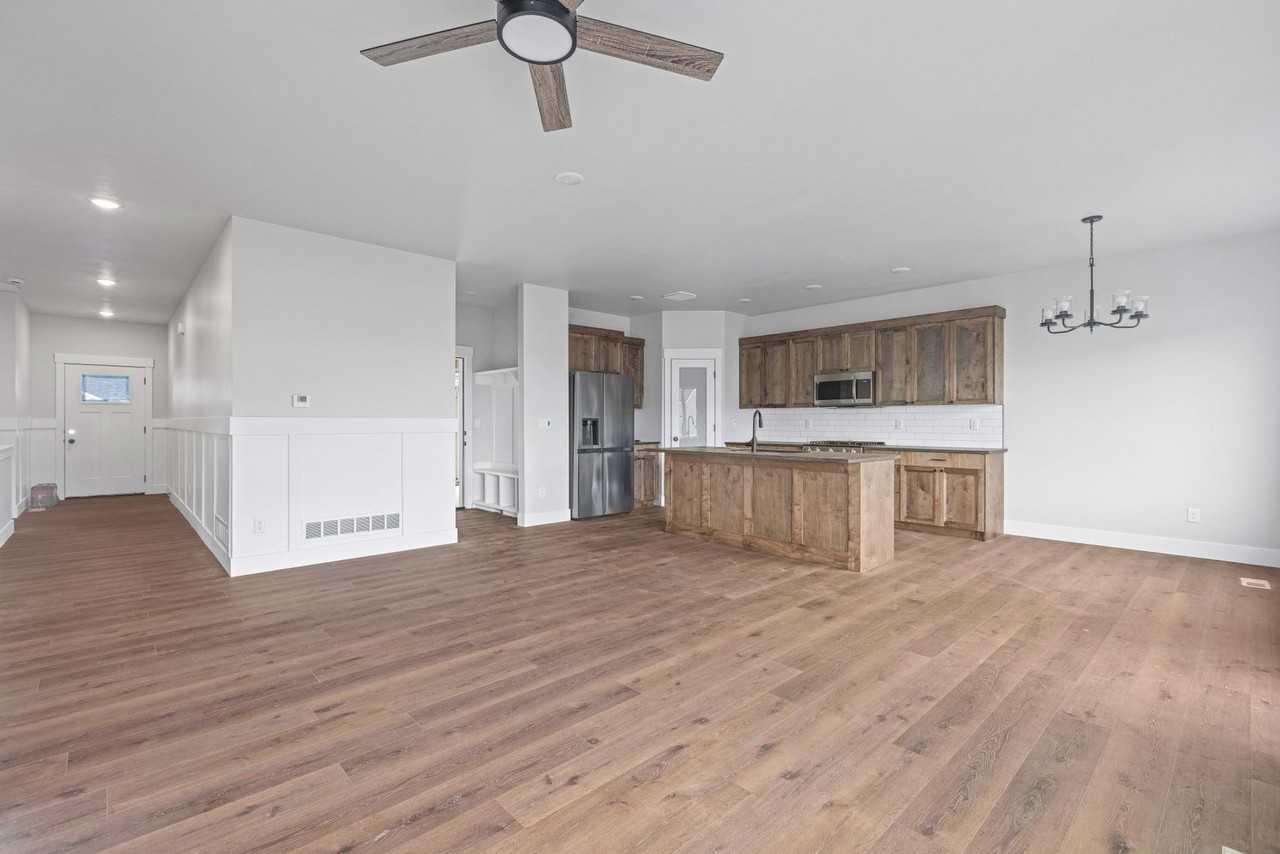 645 S Idaho Ave - Photo 6 of 10
