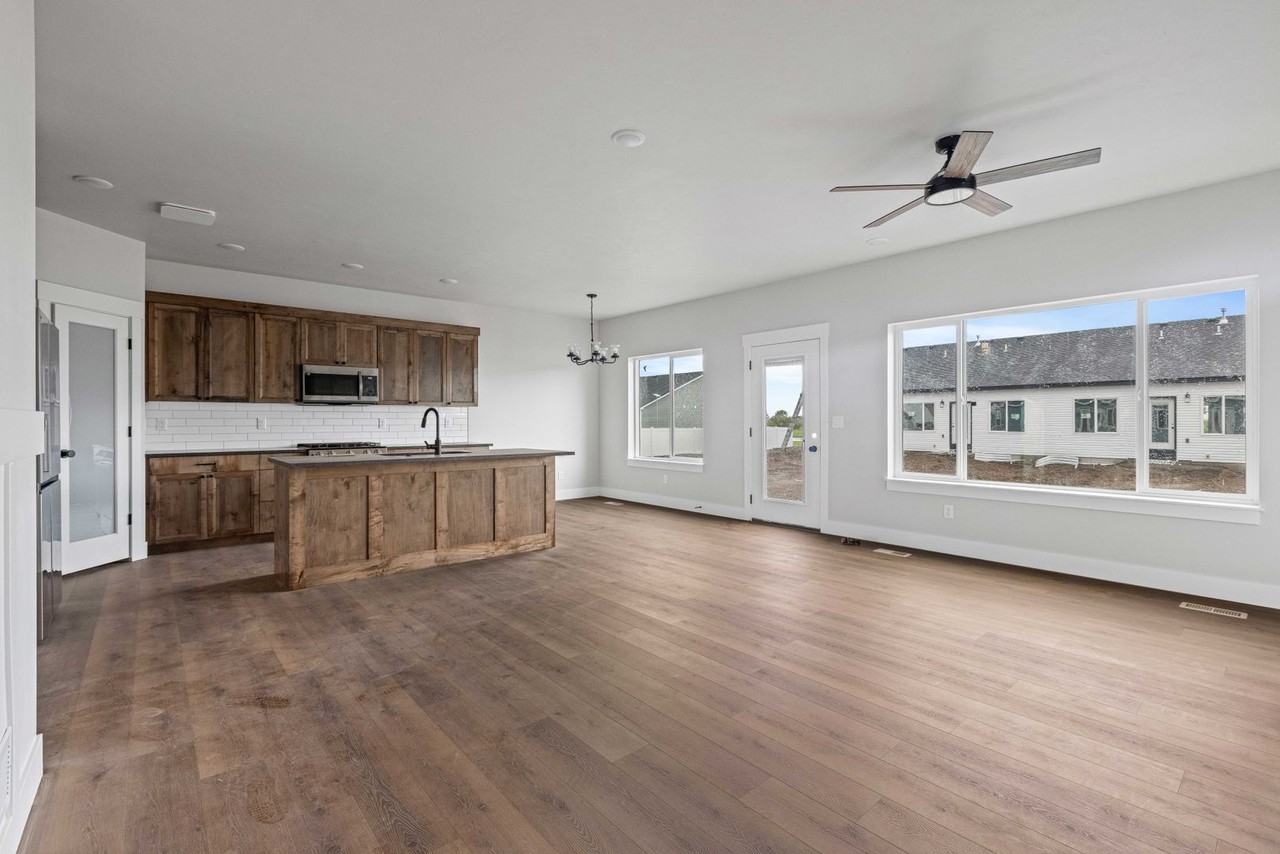 656 Jeanine Dr - Photo 3 of 8