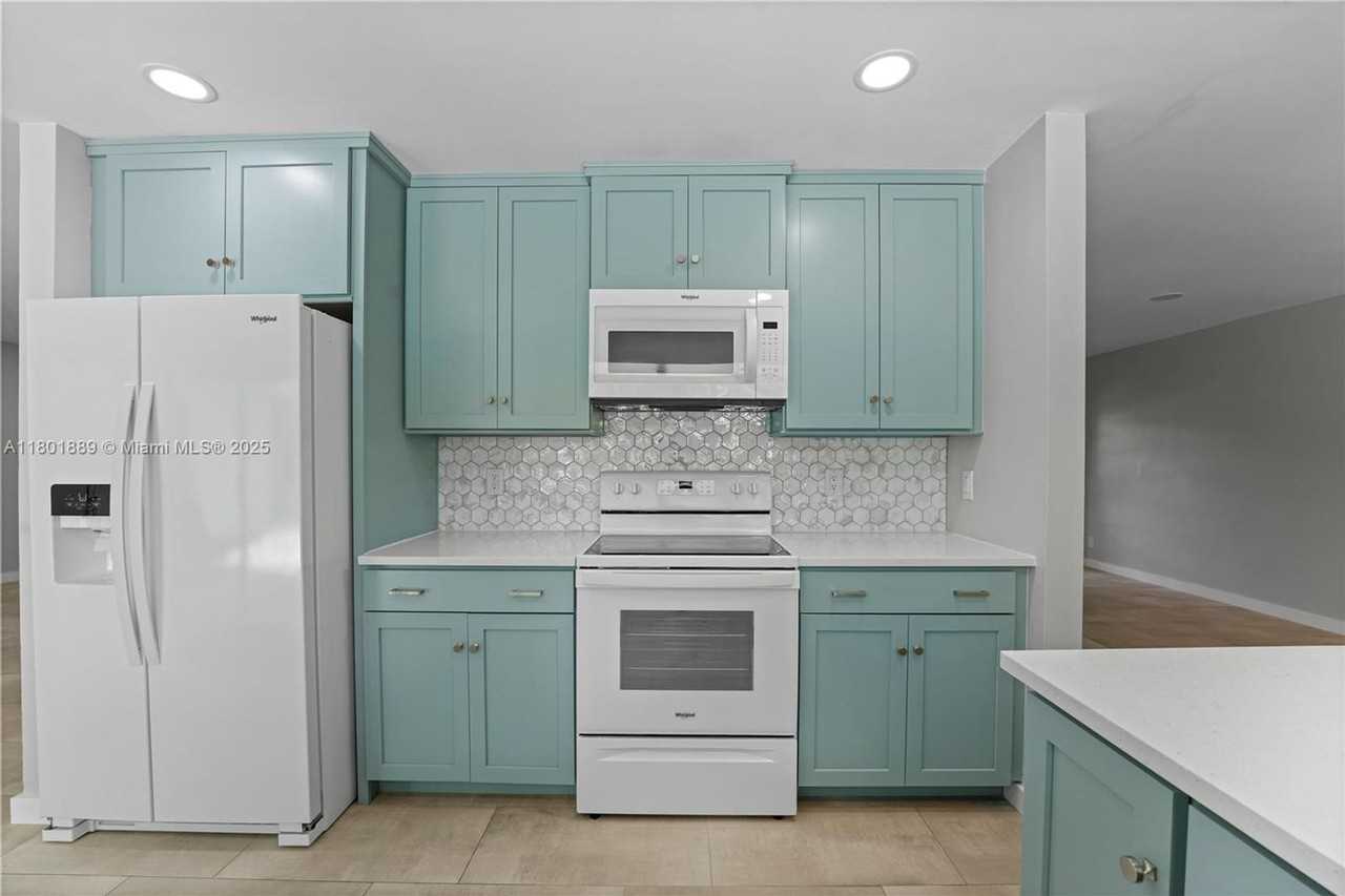 2911 Sw 108th Way - Photo 2 of 17