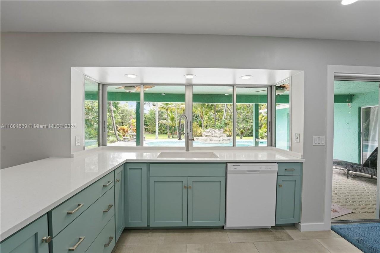 2911 Sw 108th Way - Photo 3 of 17