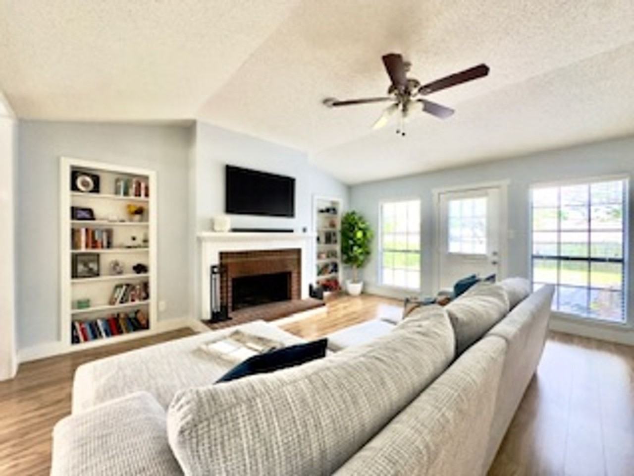 4633 Archer Dr - Photo 3 of 31