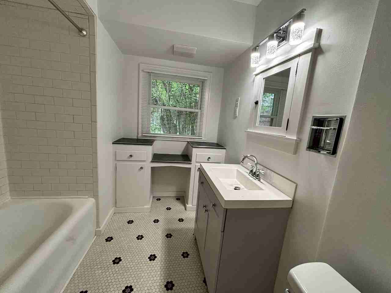 3834 Ne Senate St - Photo 7 of 27