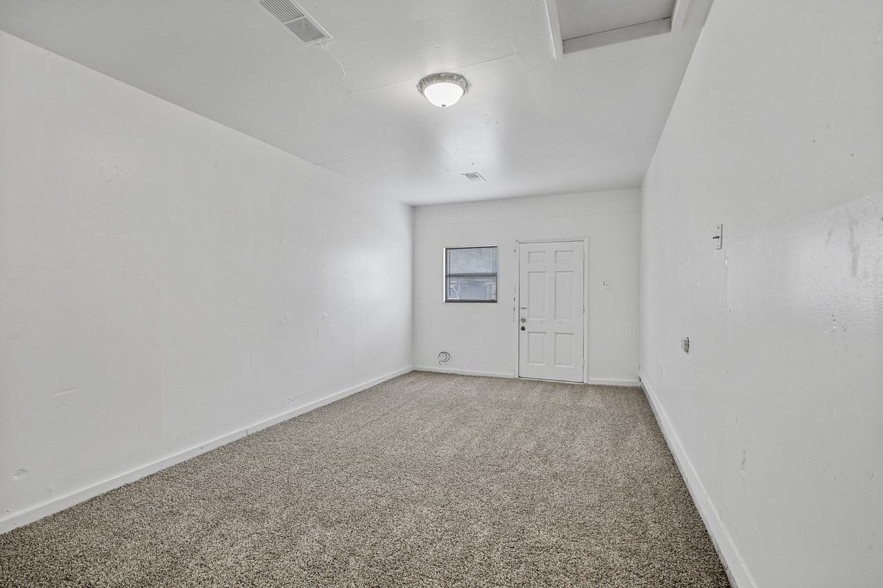 711 N Carroll Blvd - Photo 4 of 18