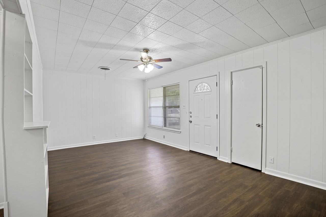 711 N Carroll Blvd - Photo 7 of 18