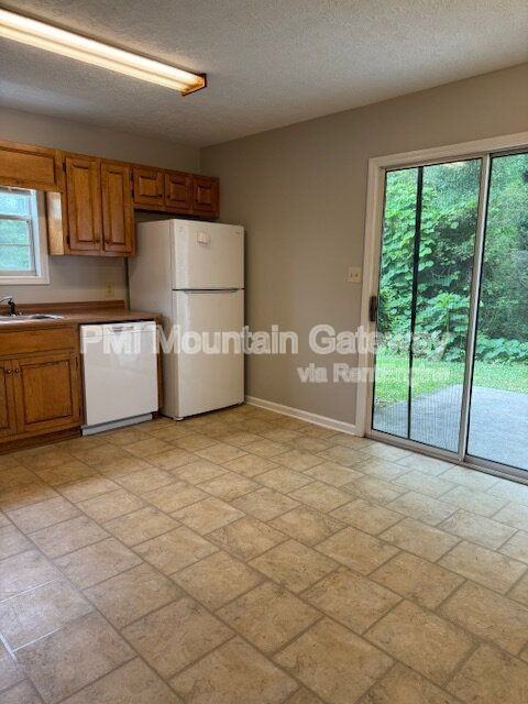 100 Fieldale Rd - Photo 4 of 13