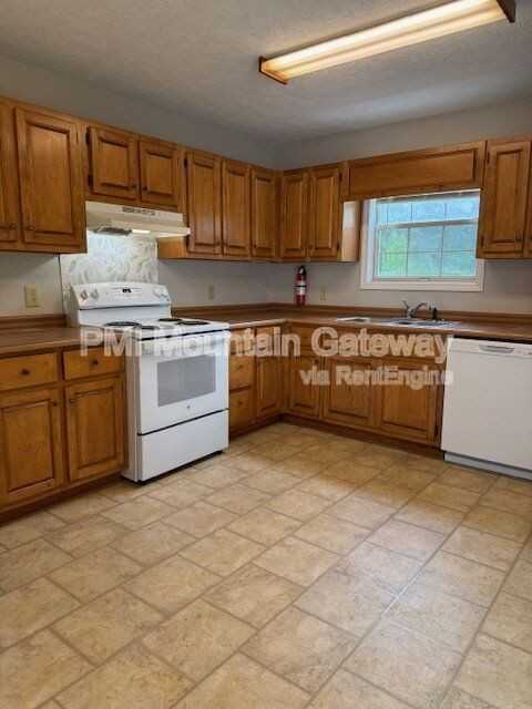 100 Fieldale Rd - Photo 5 of 13