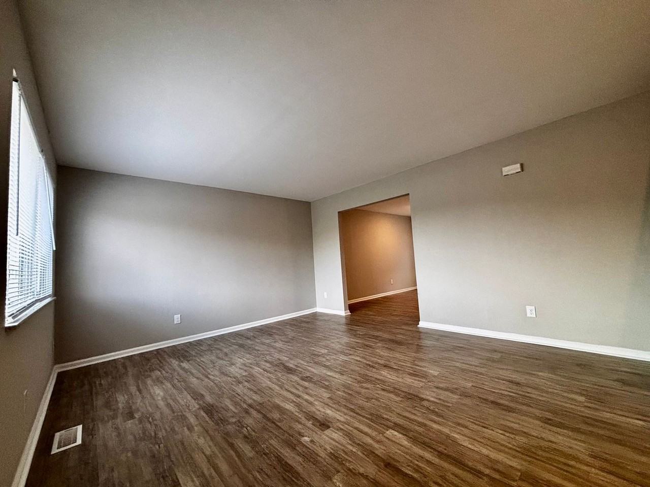 Silver Rock Avenue Apartments - Photo 5 of 31