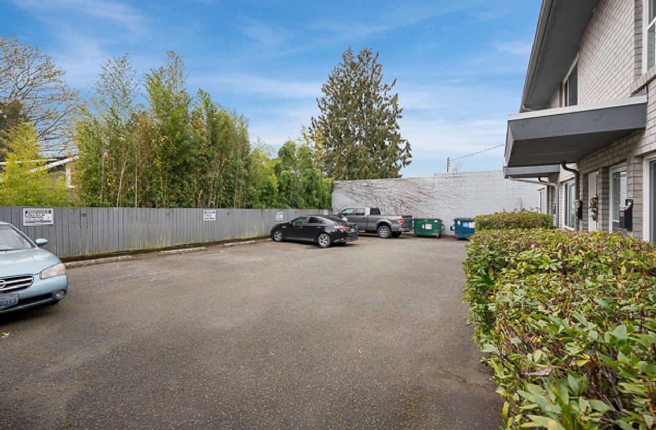 Laurel Apartments - Photo 7 of 8