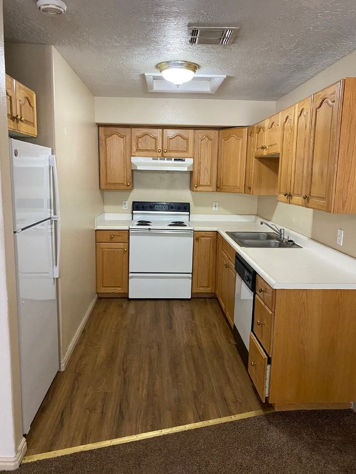 656 Diagonal St - Photo 4 of 11