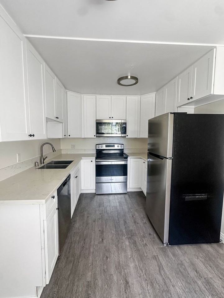1605 Presioca St Apt A4 #A4 - Photo 3 of 11