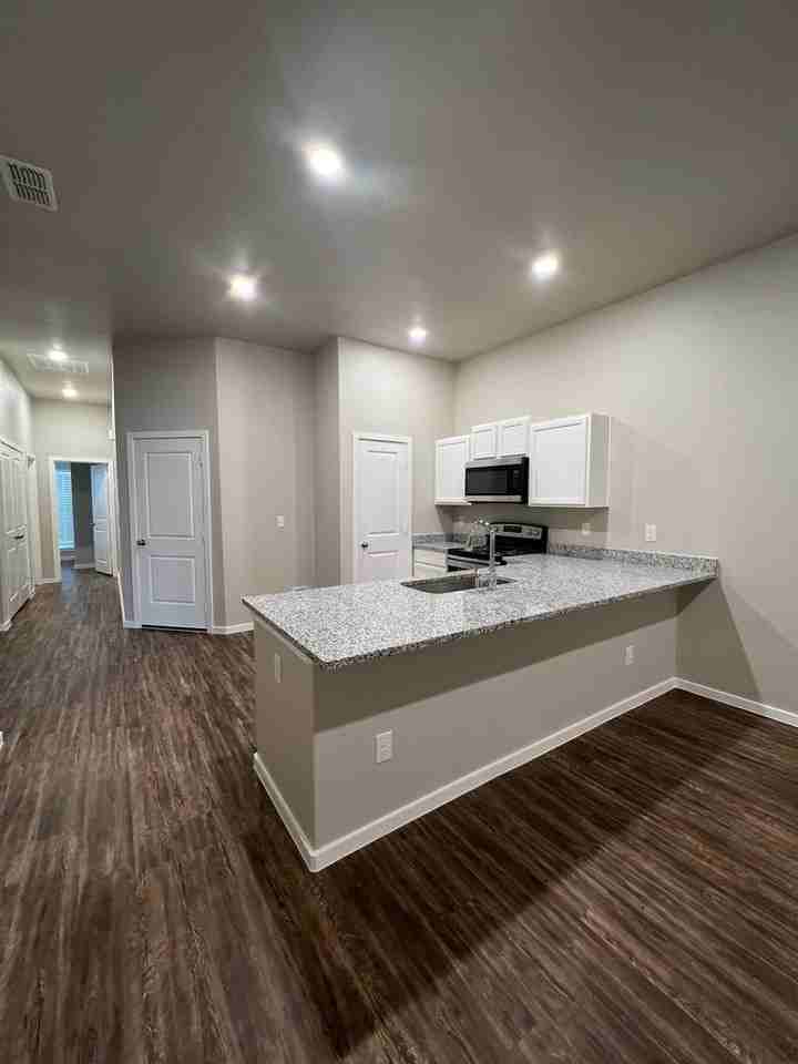 2112 N Jayton Ave - Photo 2 of 9