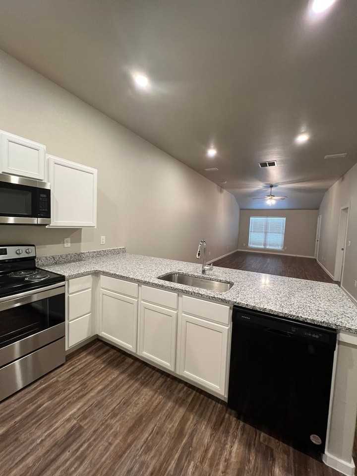 2112 N Jayton Ave - Photo 3 of 9