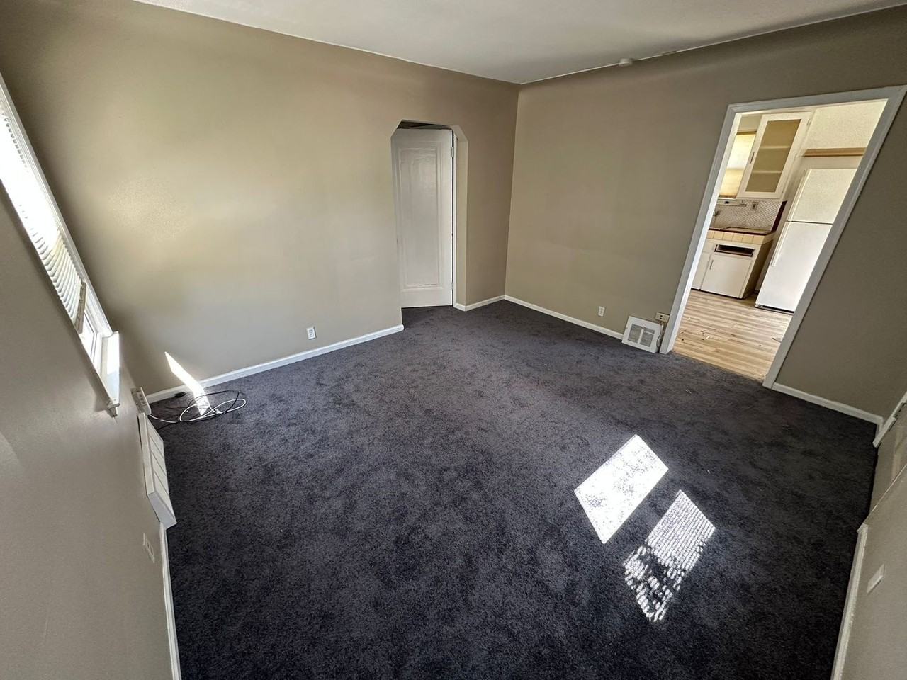 20939 Beechwood Ave - Photo 4 of 10