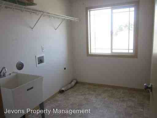 1513 S 15th St - Photo 3 of 20