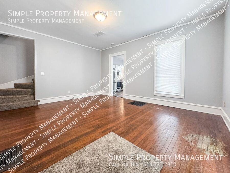 201 Benjamin Ave Se - Photo 2 of 16