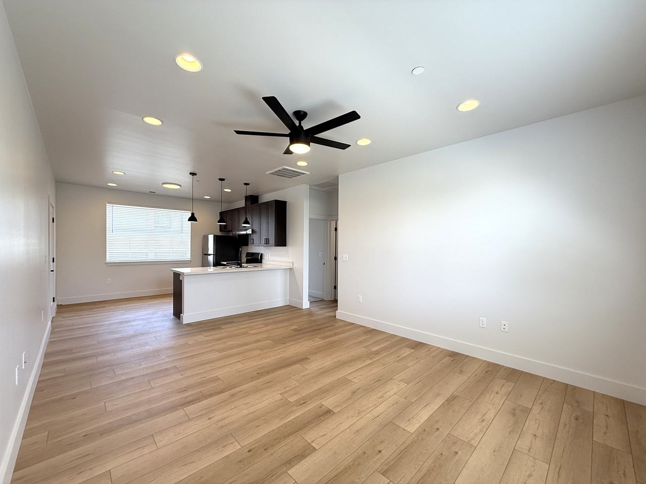 719 W Buhne St #3 - Photo 4 of 21