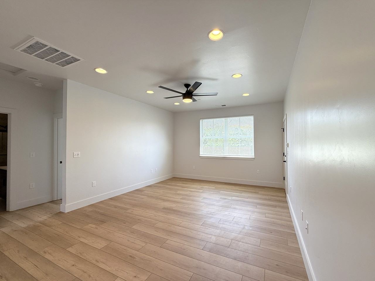 719 W Buhne St #3 - Photo 5 of 21