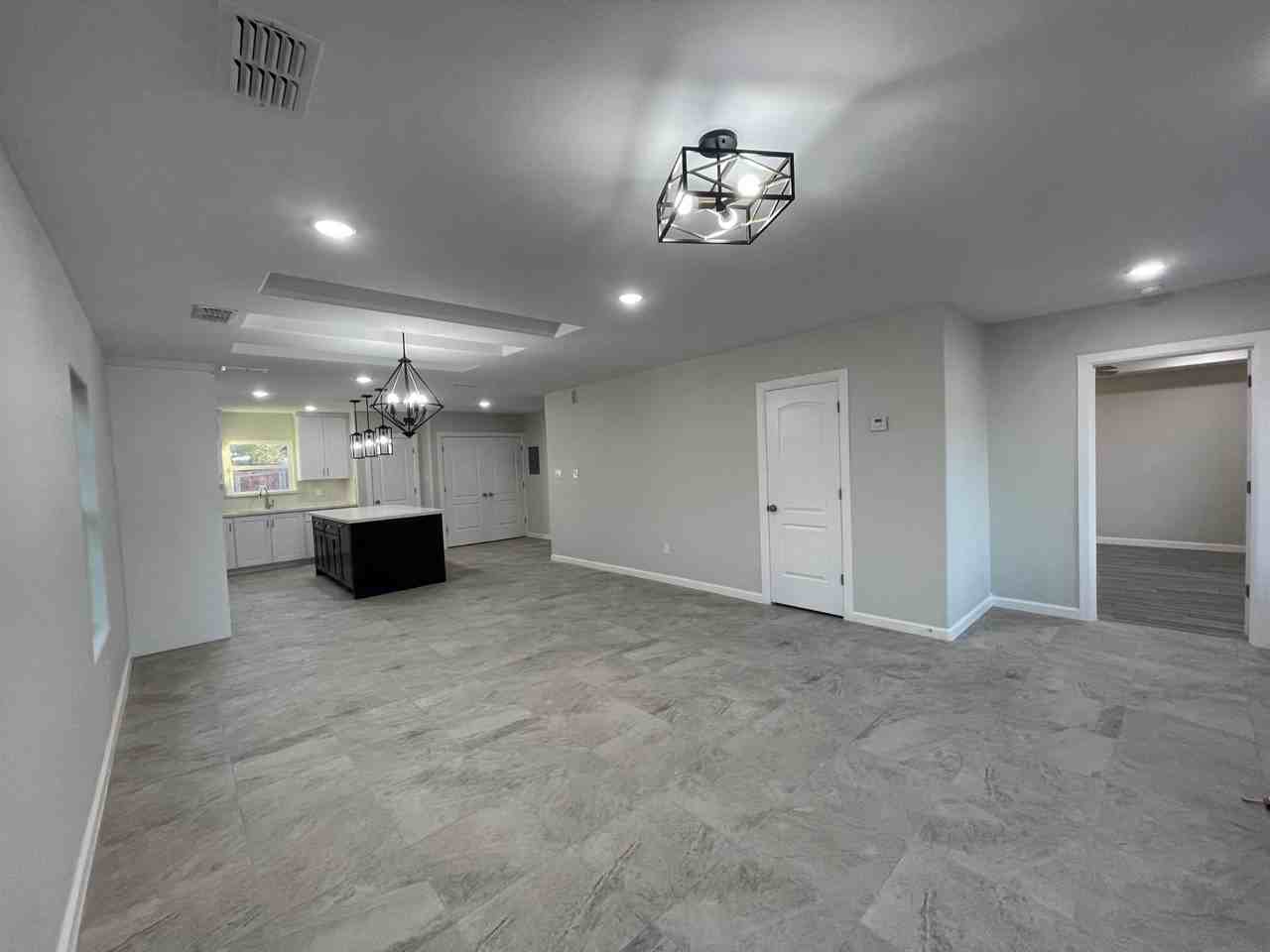 5527 Conroe St - Photo 4 of 27