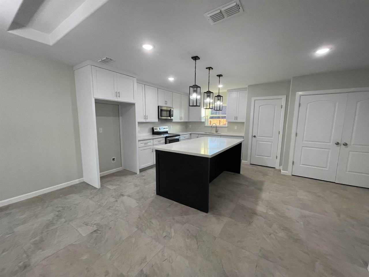 5527 Conroe St - Photo 7 of 27