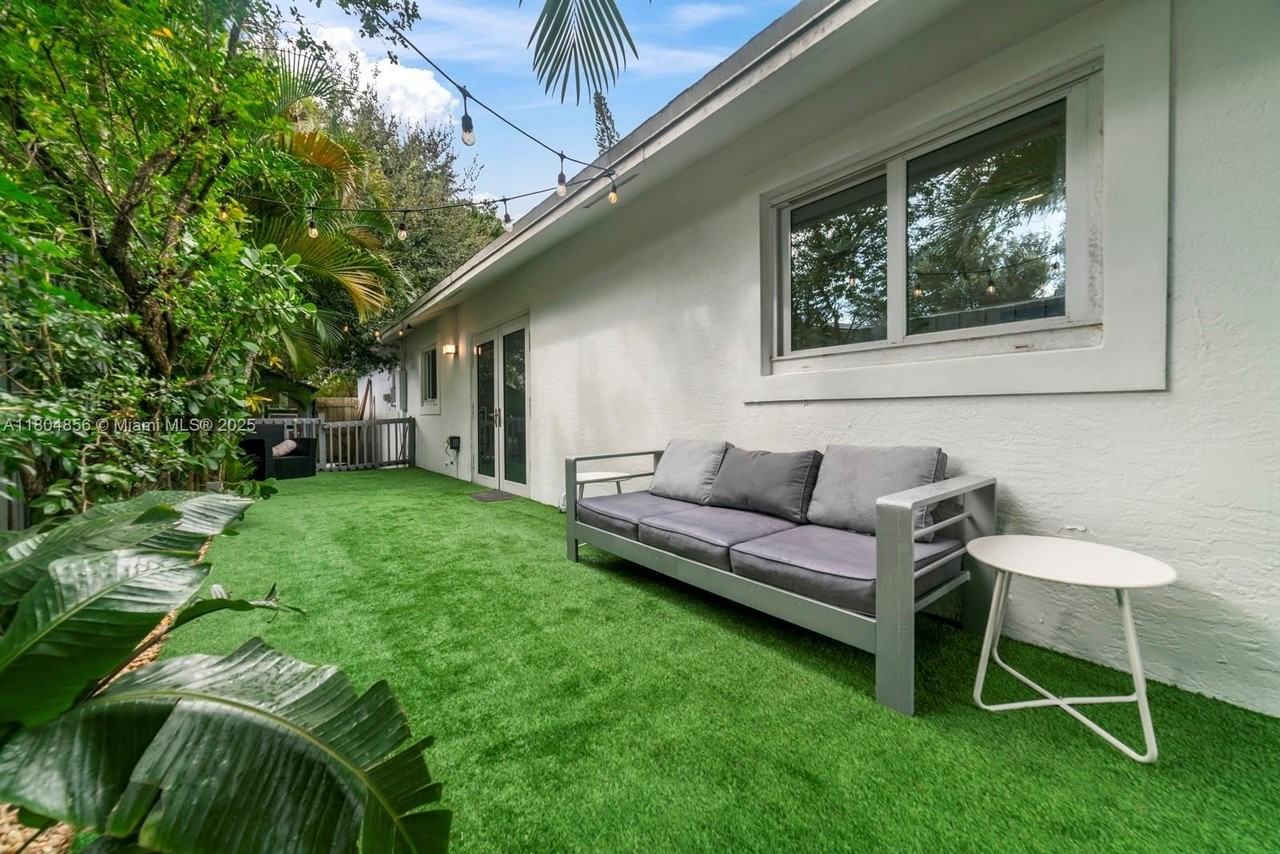 1631 N 29th Ct - Photo 4 of 40