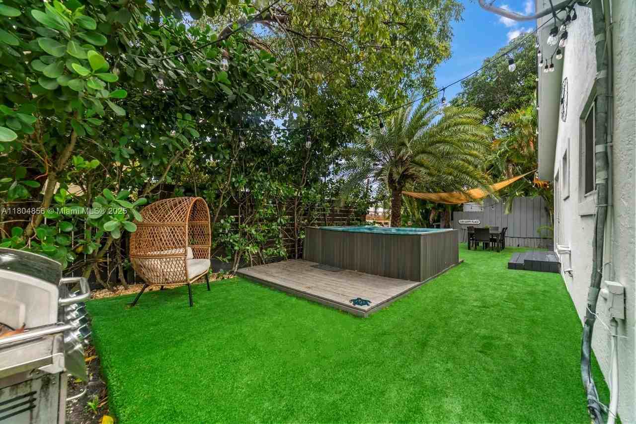 1631 N 29th Ct - Photo 7 of 40