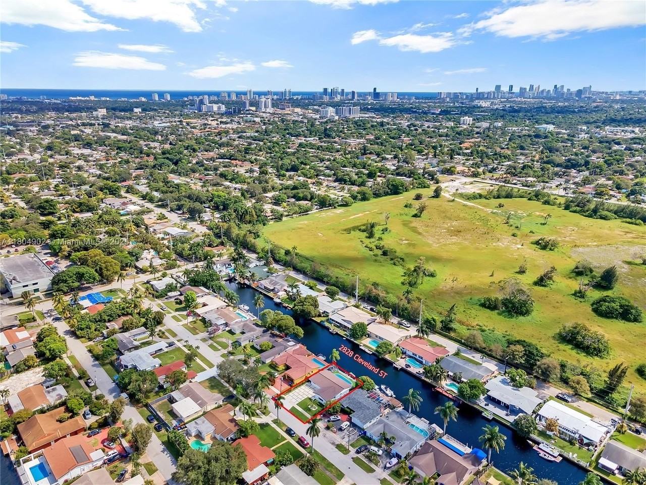 2828 Cleveland St - Photo 2 of 23