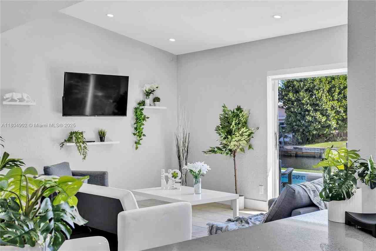 2828 Cleveland St - Photo 5 of 23