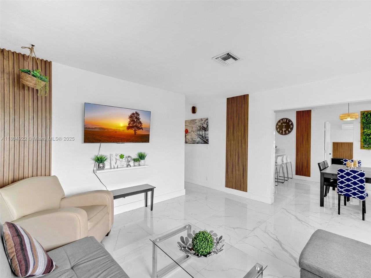 421 W Pembroke Rd #0 - Photo 3 of 24