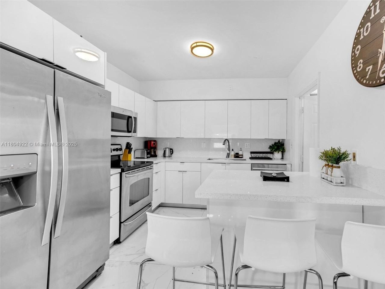 421 W Pembroke Rd #0 - Photo 4 of 24