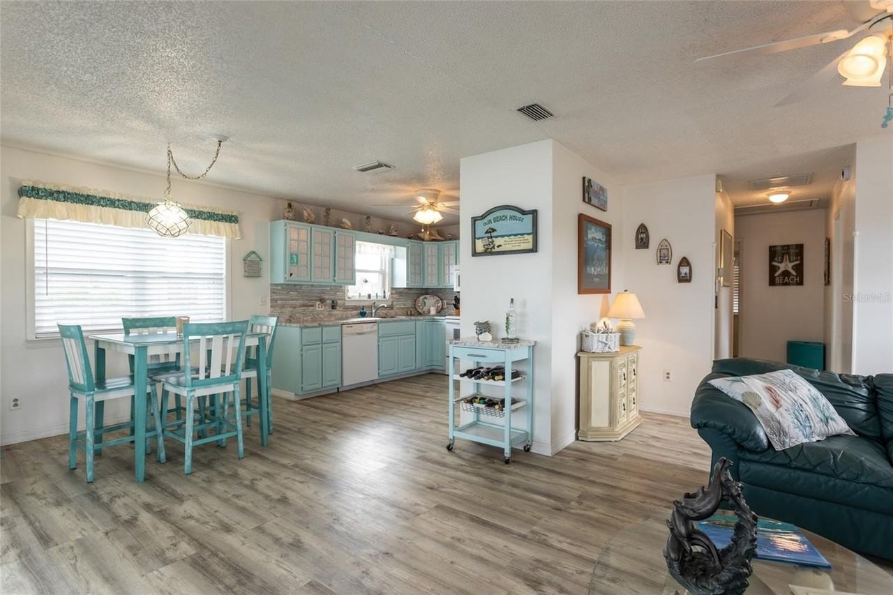 22 Atlantic Dr - Photo 4 of 32