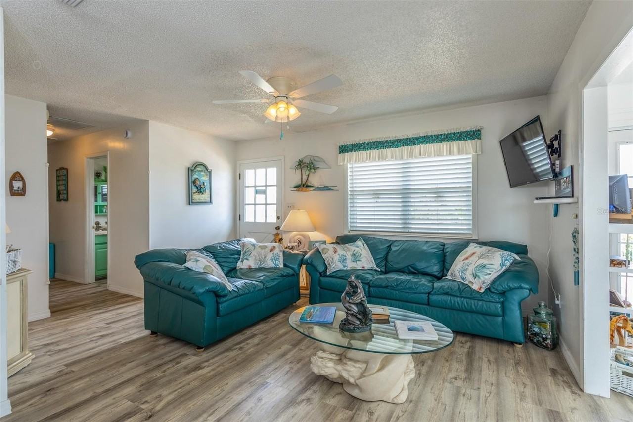 22 Atlantic Dr - Photo 7 of 32