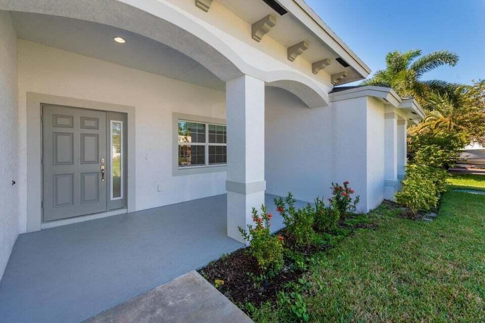 5996 Nw Baynard Dr - Photo 3 of 8