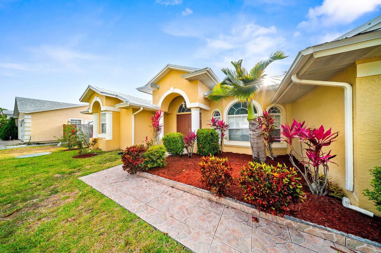 2466 Sw Lafayette St - Photo 4 of 8