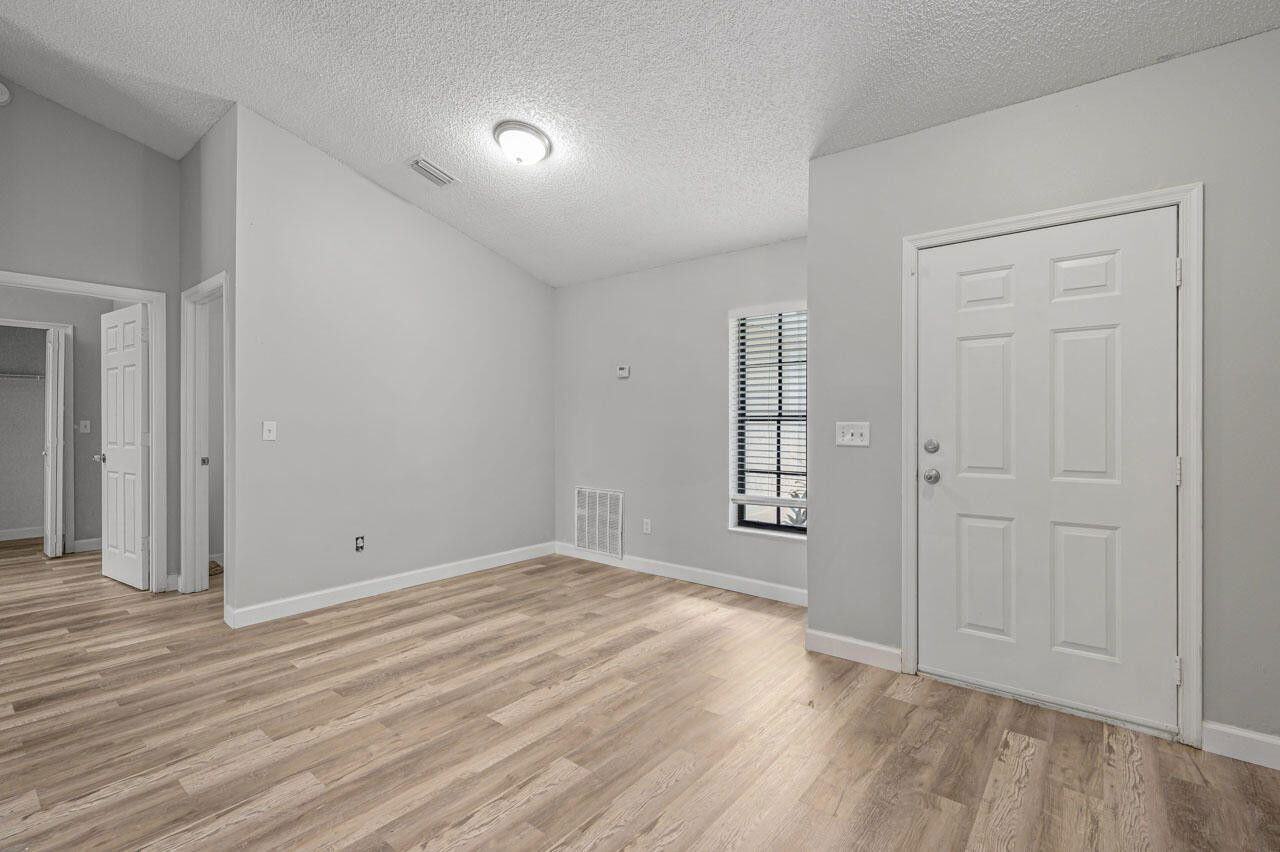 2871 Se Hutchings Ave - Photo 2 of 8