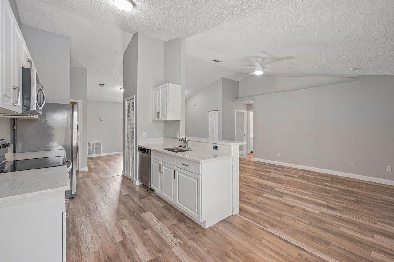 2871 Se Hutchings Ave - Photo 3 of 8