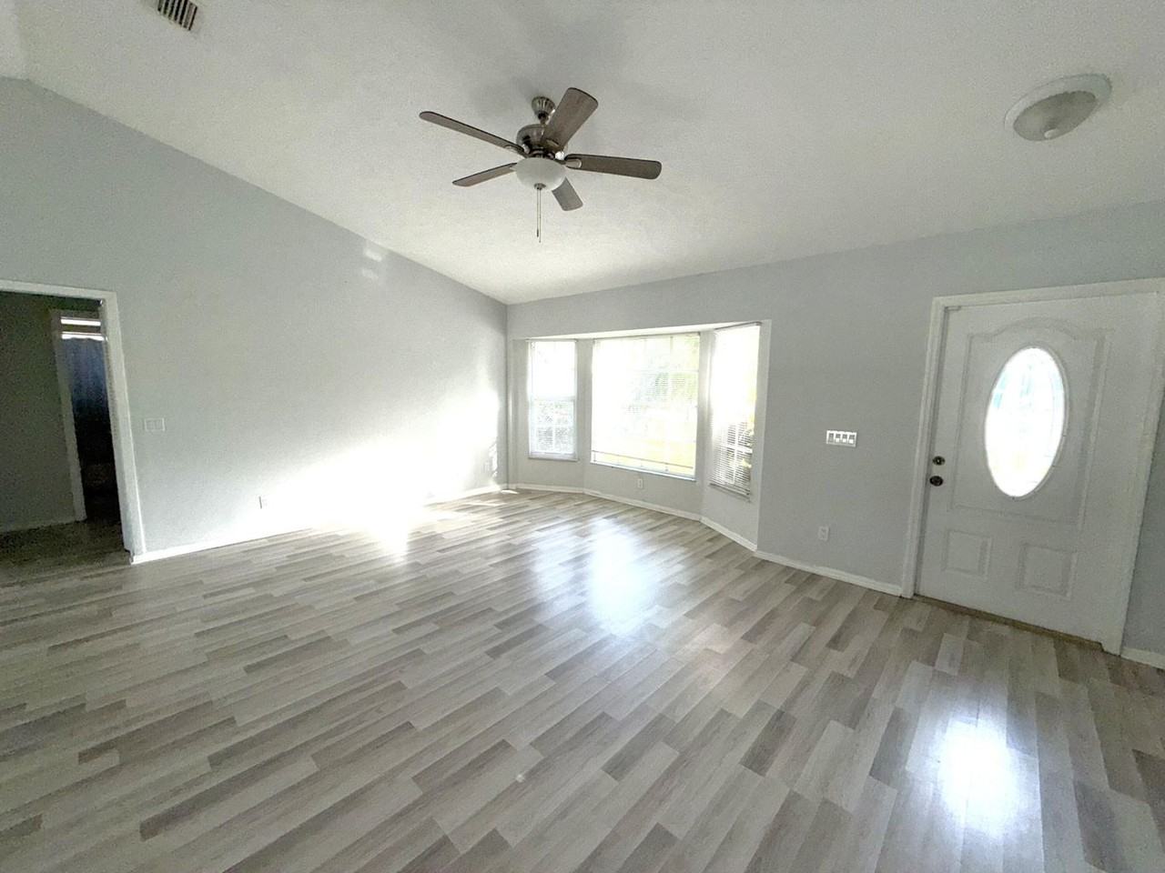 1050 Se Euclid Ln - Photo 2 of 8