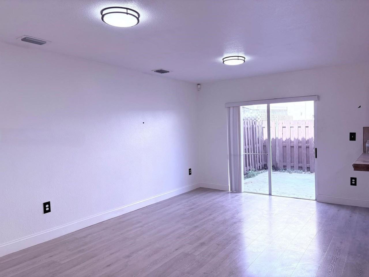 11416 Nw 93rd Ct - Photo 2 of 8