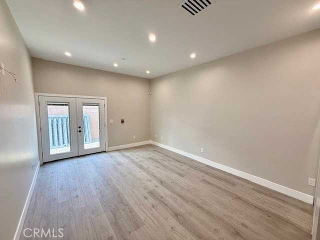 6940 Longridge Ave - Photo 5 of 10