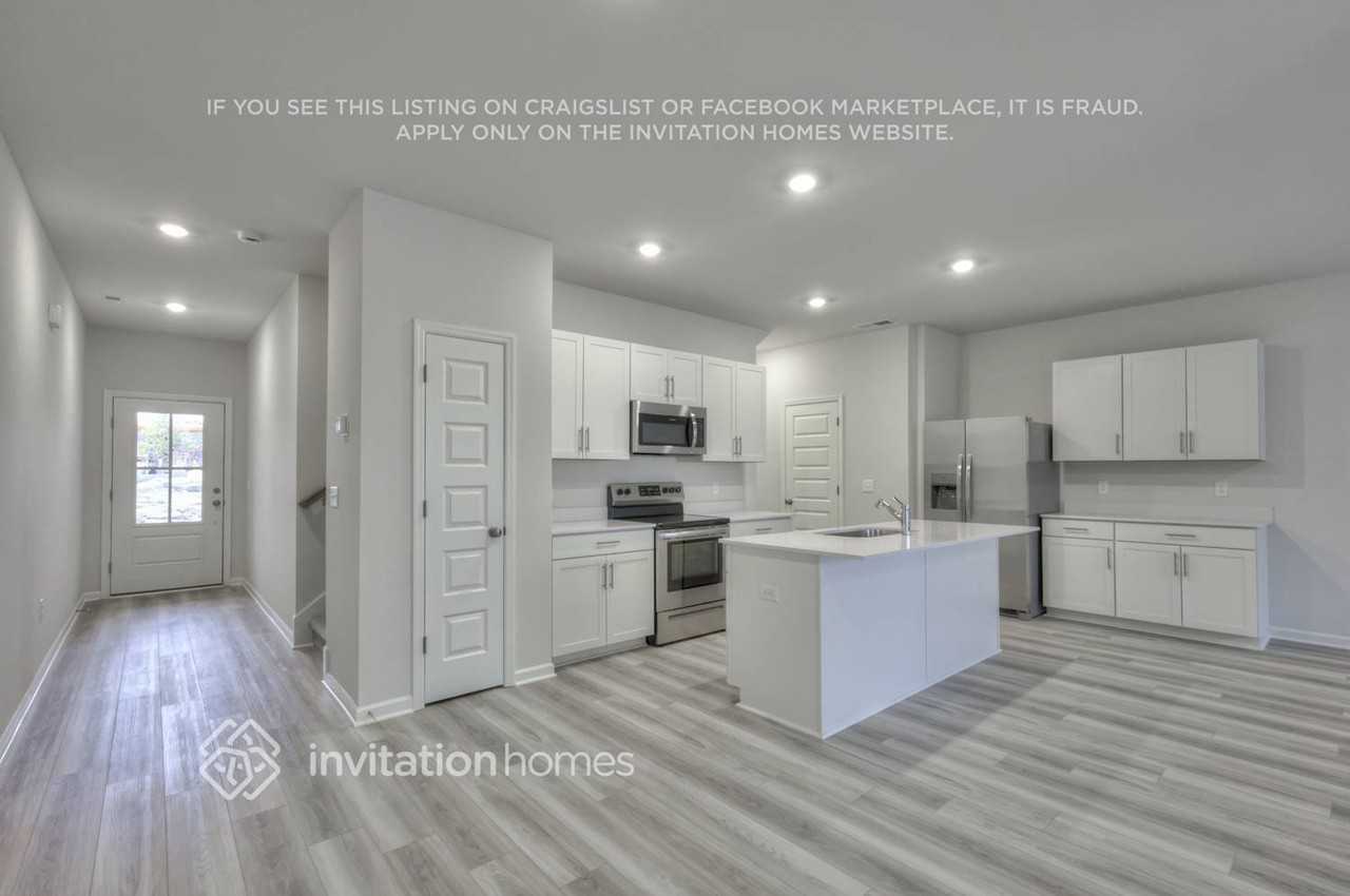 1004 Legacy Ct - Photo 4 of 13