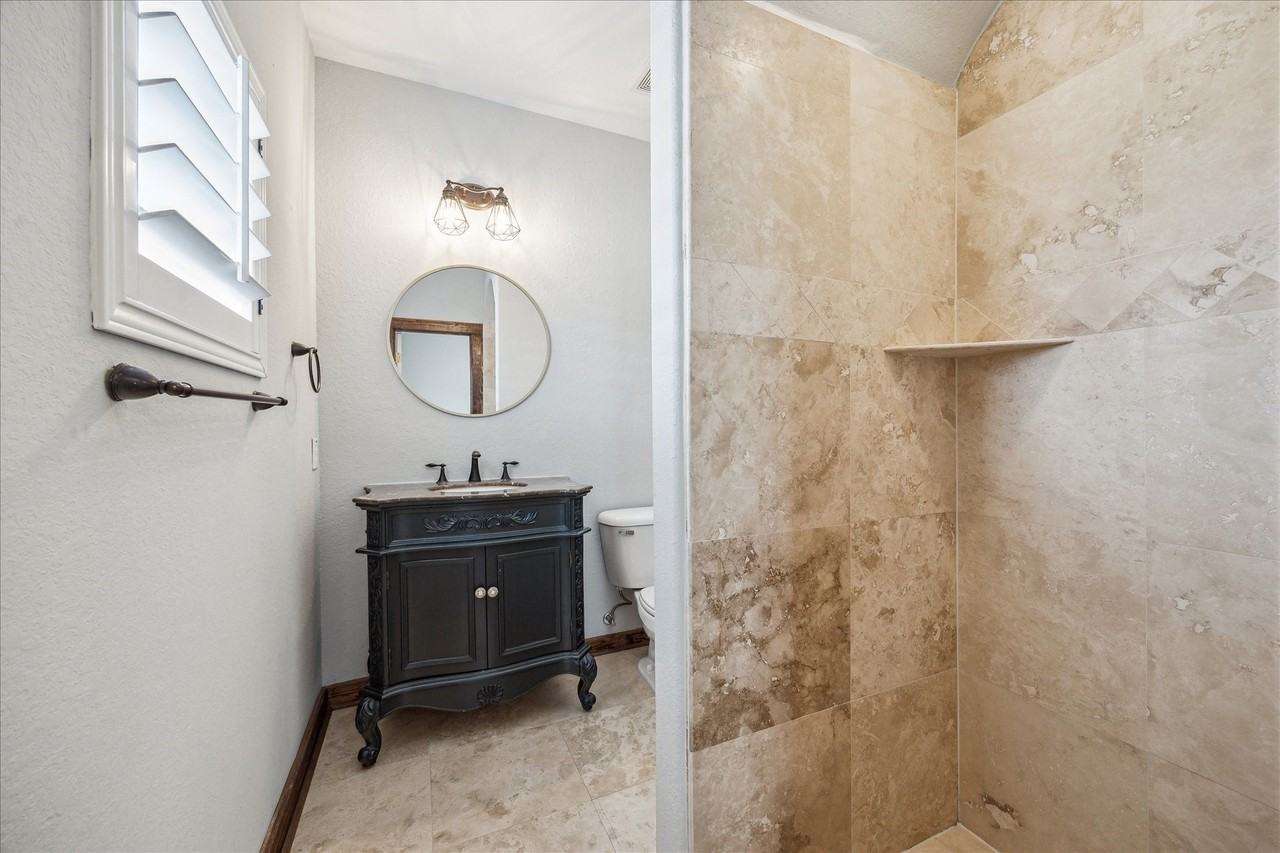 1426 W 21st St - Photo 5 of 19