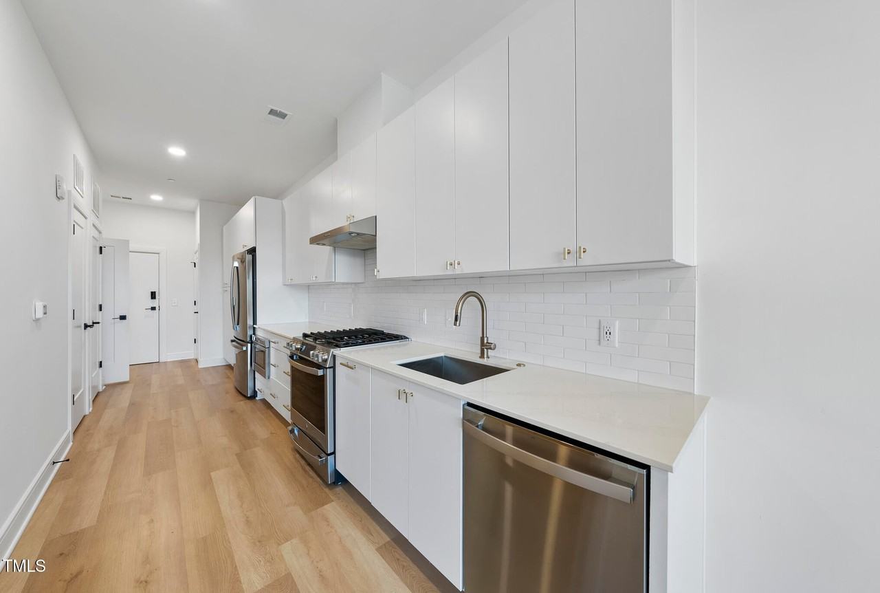 615 Daniels St - Photo 5 of 30