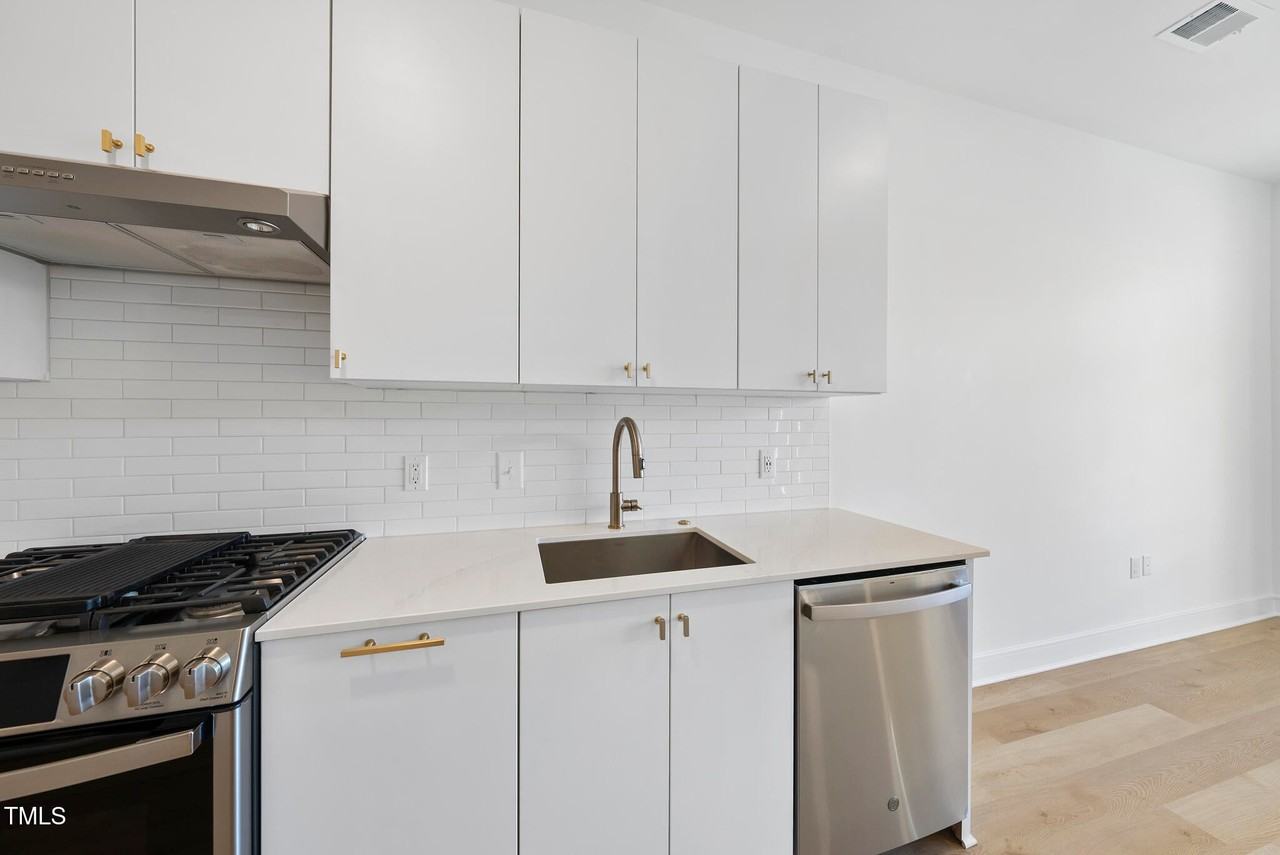 615 Daniels St - Photo 7 of 30