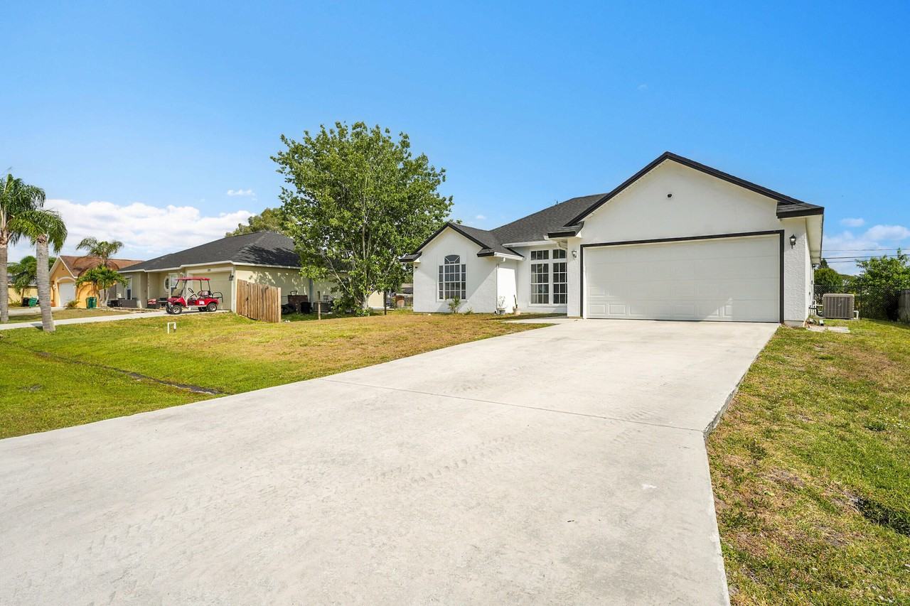 333 Sw Dwight Ave - Photo 2 of 25