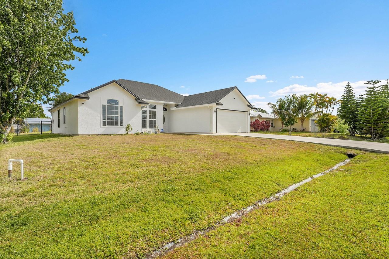 333 Sw Dwight Ave - Photo 3 of 25