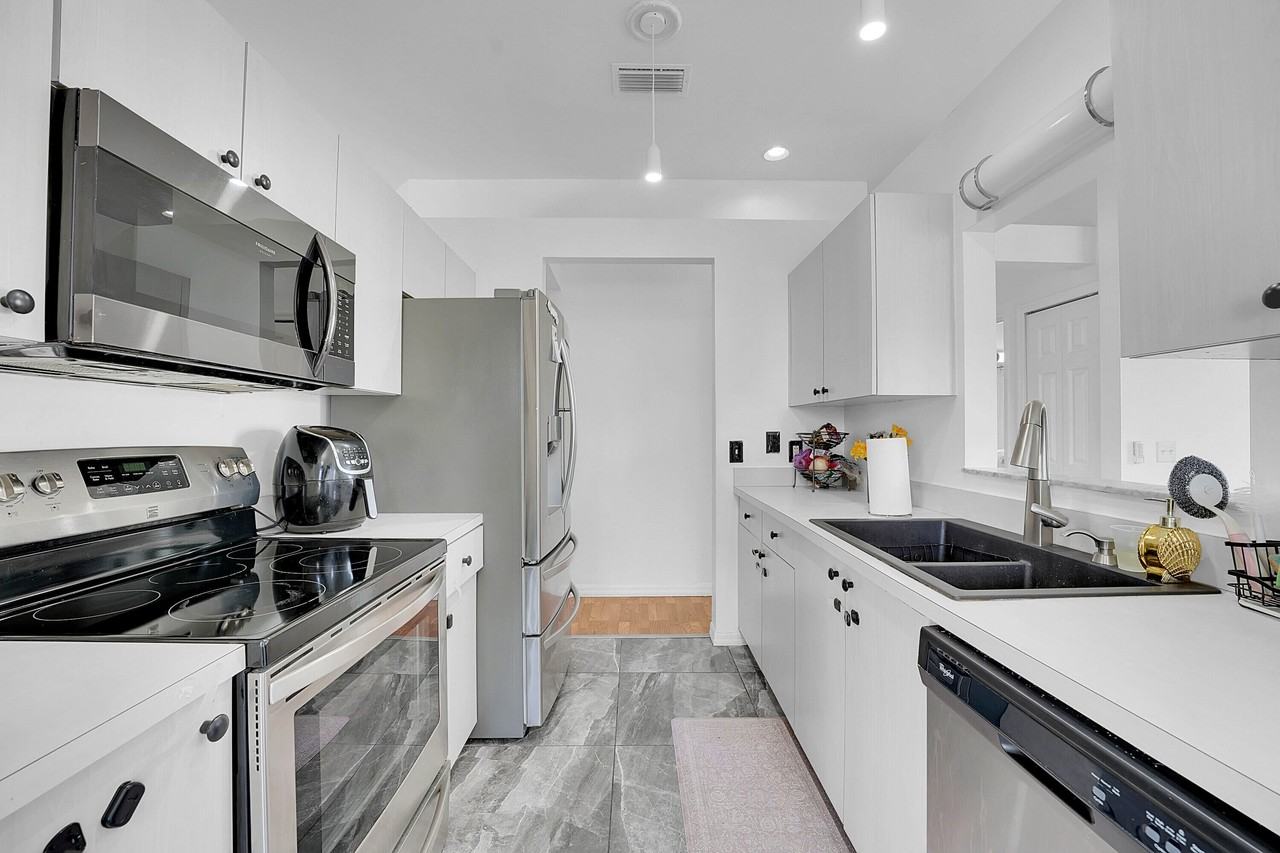 333 Sw Dwight Ave - Photo 7 of 25