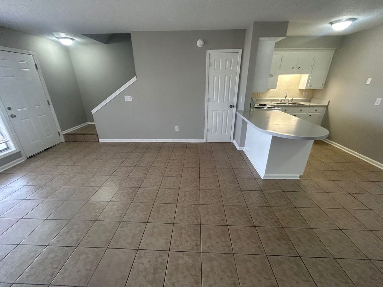 1013 Leaphart St Apt B - Photo 2 of 17