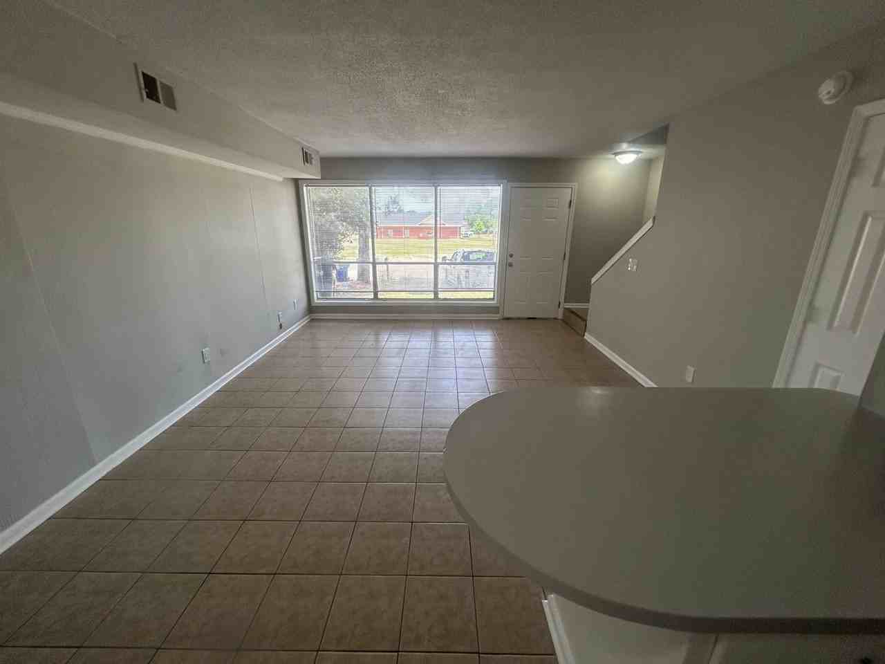 1013 Leaphart St Apt B - Photo 3 of 17